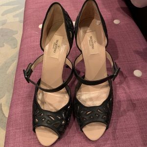 Valentino peep toe black and nude pumps